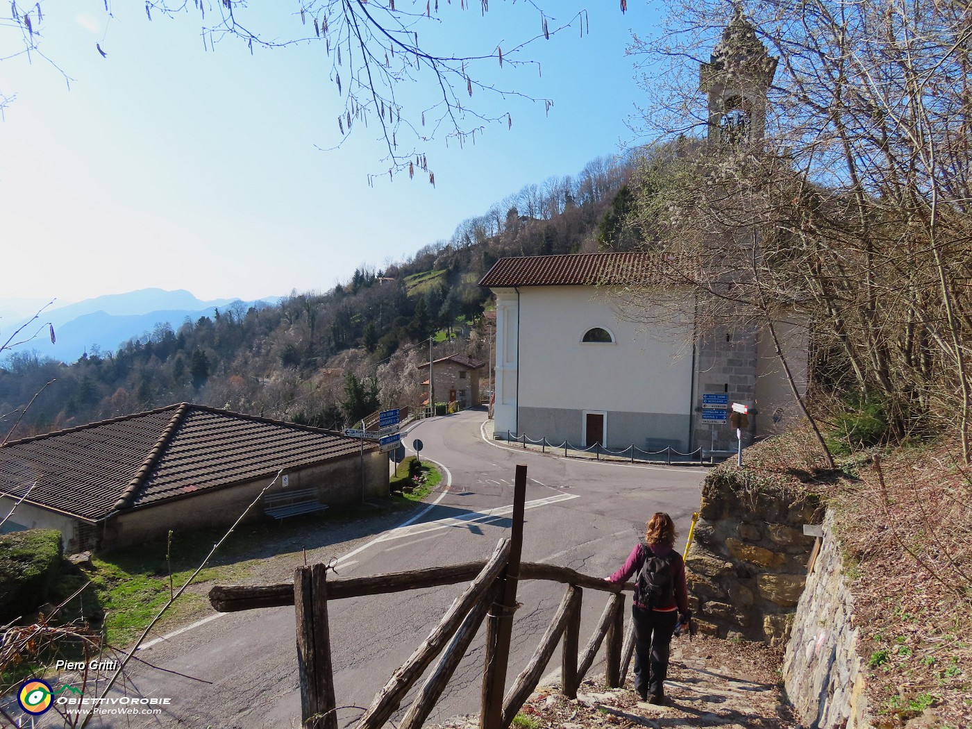 74 Rientriamo al Santuario  Madonna della neve al Passo del Suchello.JPG